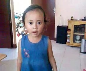 shenka nyanyi, little cute daughter sing a children song (1)