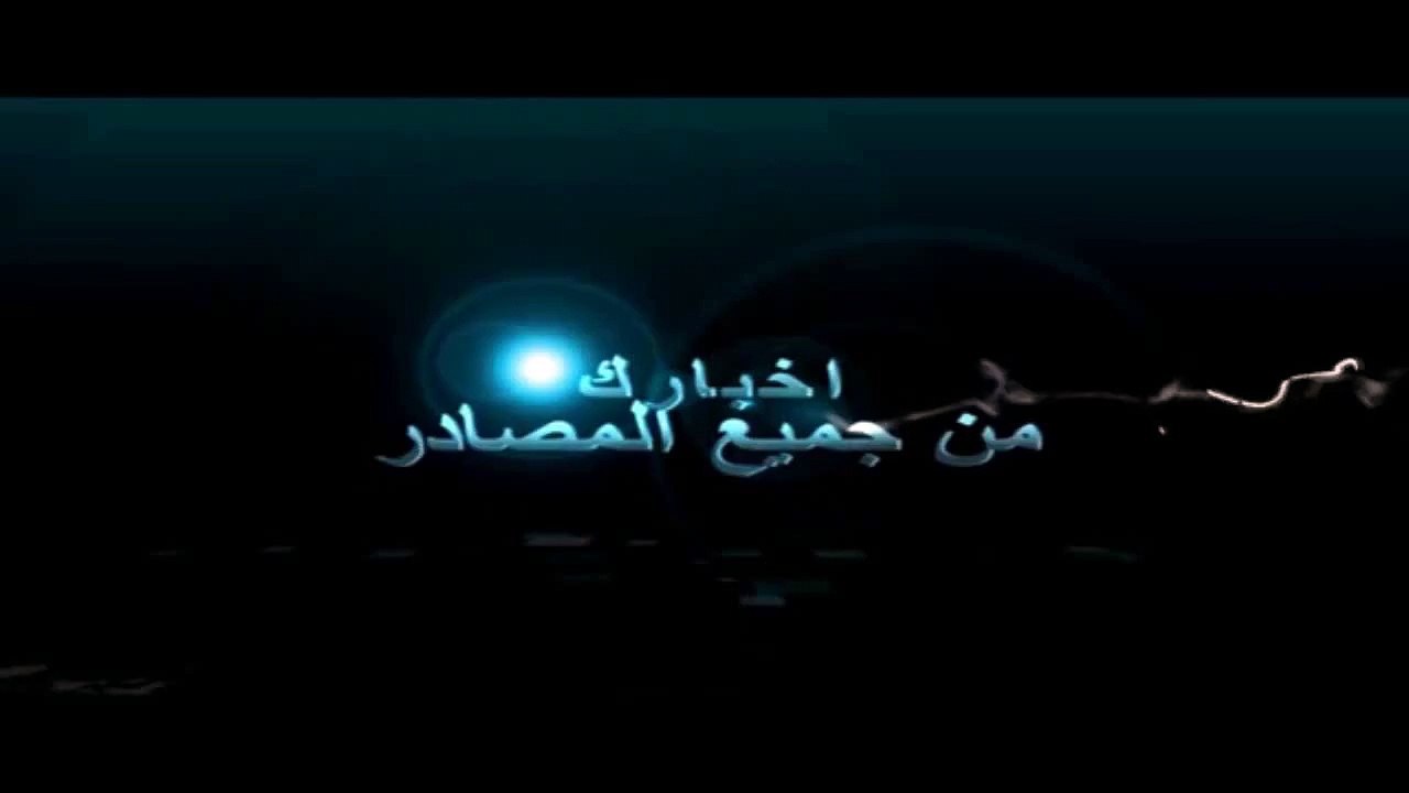 شاهد رجل يقف فوق فوهة بركان ويصور نفسه