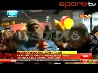 Drogba mikrofonu eline aldı ve...