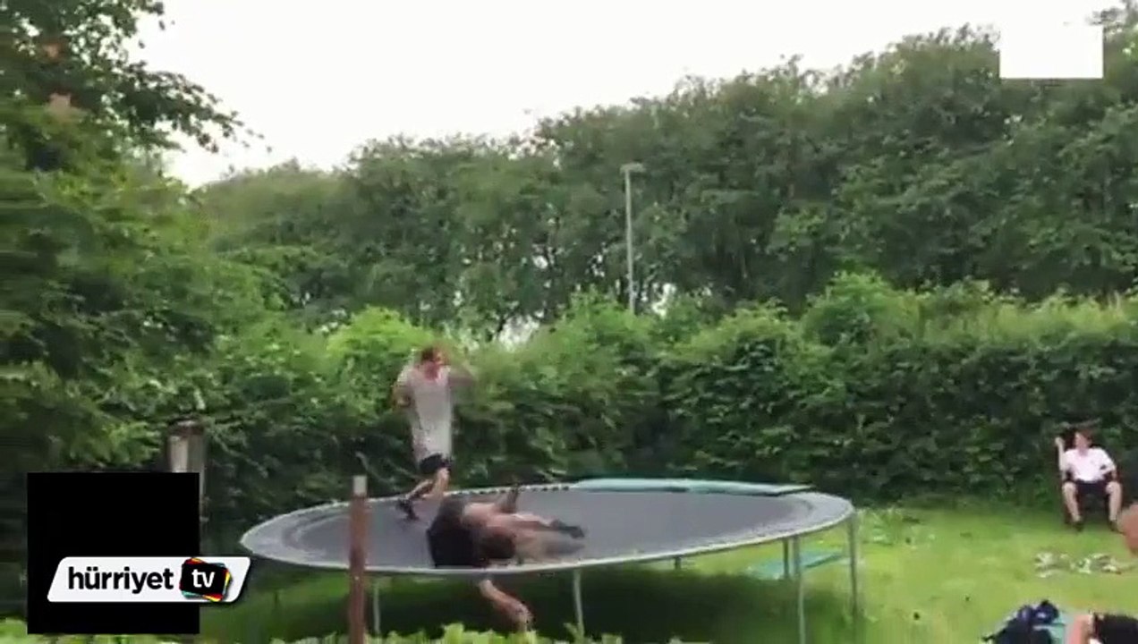 Trambolinde zıplarken kolunu kırdı