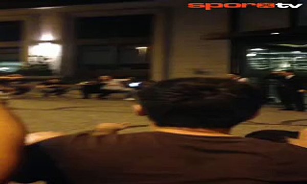 Sneijder taraftarlara üçlü çektirdi!