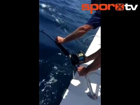 Van Persie tatilin keyfini balık tutarak çıkarıyor