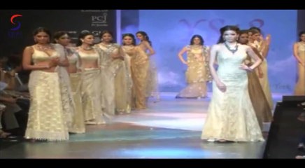 OMG !! Boobie Babe Zarine Khan at iijw Fashion Show