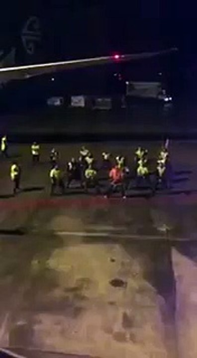 Un haka sur le tarmac de l'aéroport pour le départ des All Blacks