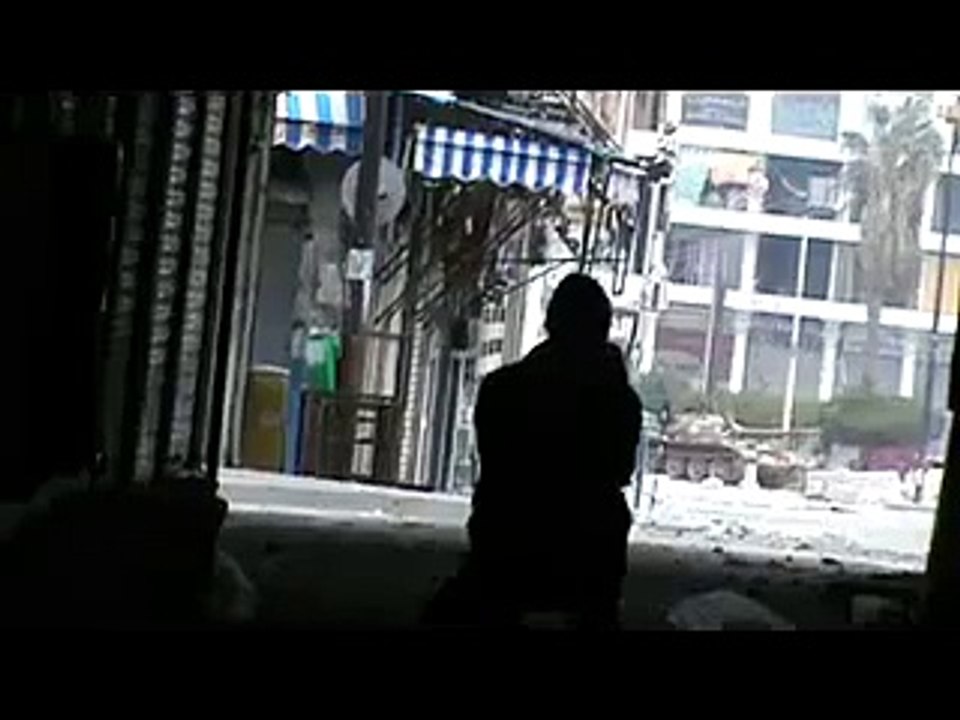 حمص.الجيش السوري الحر يستهدف دبابة لجيش الشبيحة