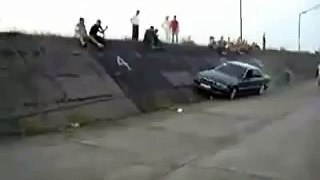 Idiota tombando BMW