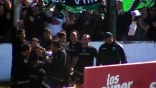 LOS JUGADORES DE NUEVA CHICAGO EVITANDO ROBO DE BANDERA