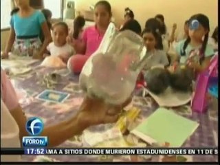Niños reciclan materiales y realizan artesanias