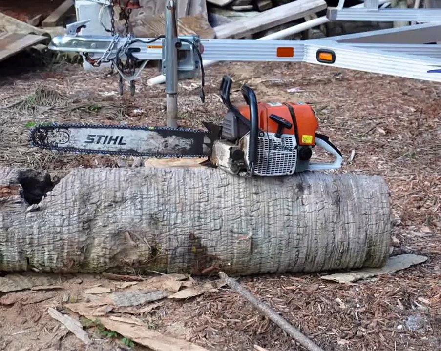 Tiki Works carving the "Little Punk" 2010
