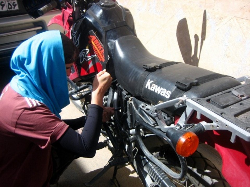 Lahore girl riding heavy bike - she did one wheeling so professionally