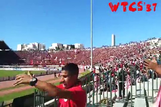كلاش من جماهير الوداد لنظيرتها في الجيش الملكي. clash wydadi au faraouis WAC الوداد البيضاوي