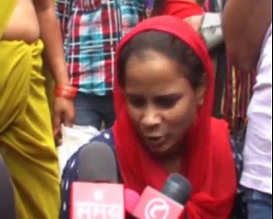 Pregnant Women asked to Remove Clothes by Doctor Male