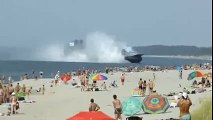 غواصة البحرية الروسية تخرج خطأ في شاطئ مشغول و تثير الرعب