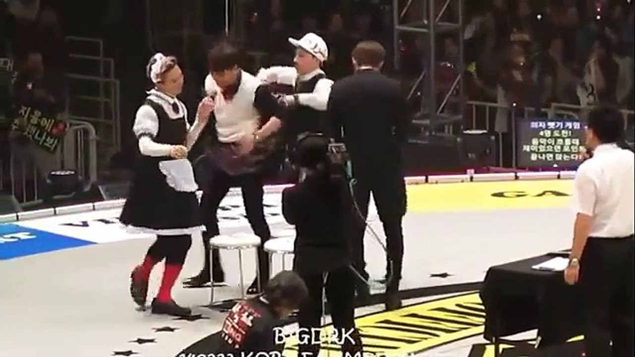 G Dragon mặc váy  ăn thua đủ  ngay trên sân khấu
