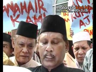 Download Video: Protesters burn effigy of azan complainant