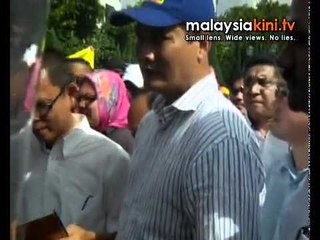 300 demand Khalid's head over Khusrin row