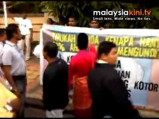 Protest, anti-Anwar newsletter mar opening