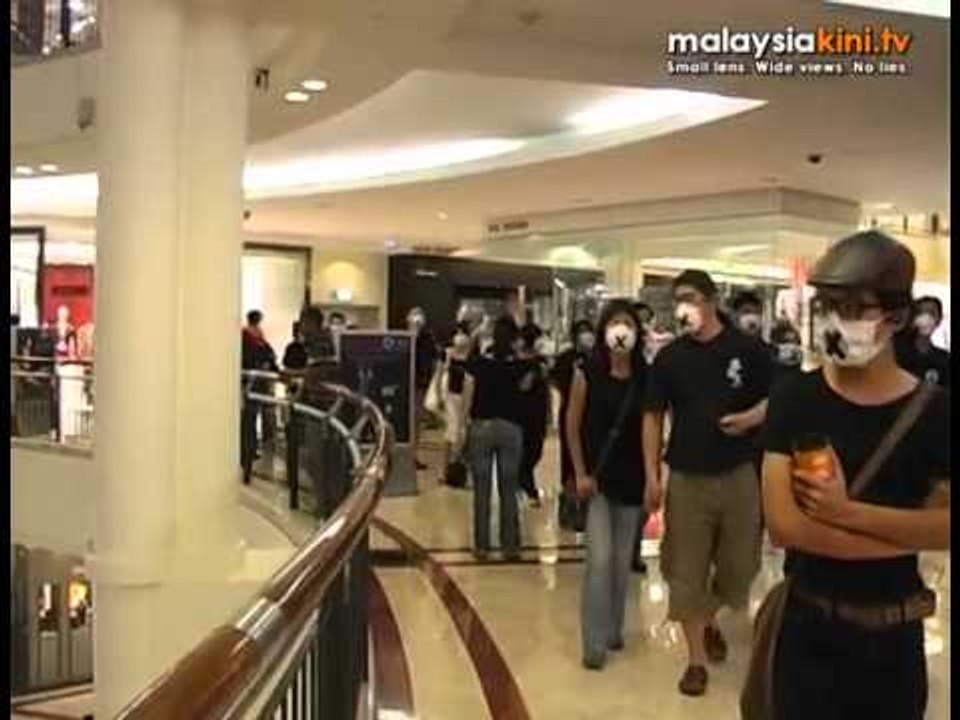 Bigger 'mob' for 2nd 1-Muted Malaysia flash