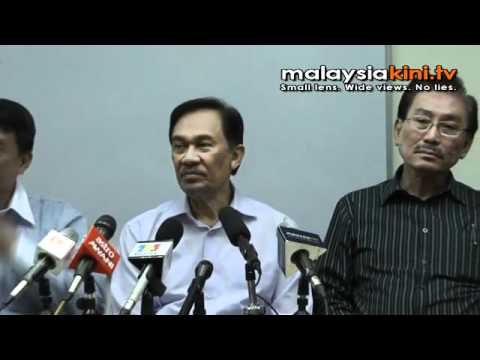 Johor police question Anwar over sultan's pix in banners