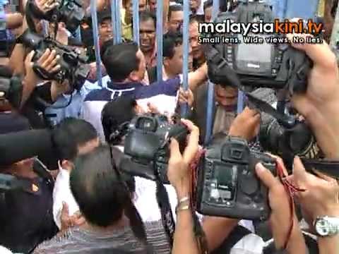 Umno, PKR members face off outside state assembly