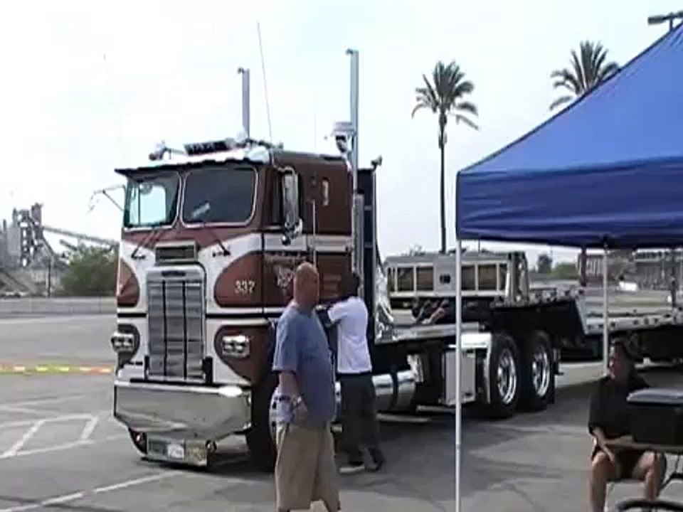 8V92 Detroit Diesel Powered 1984 Freightliner Arriving At TFK