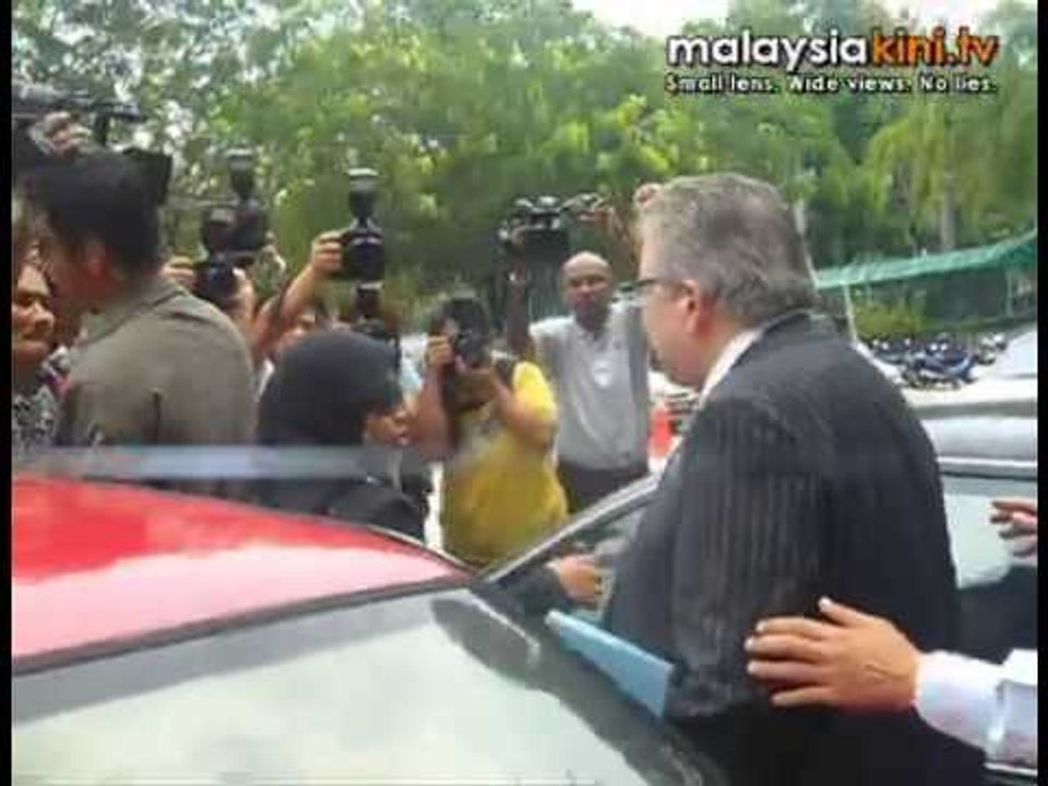 'Threat by email', expert lodges police report