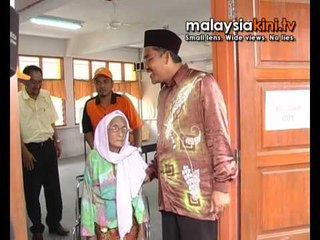 Calon PAS di pusat pengundian Telok Kemang.