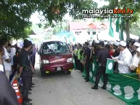 Supporters of PAS and Umno traded insults