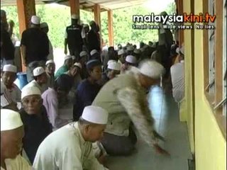 Abe Uji and Nik Aziz at prayer