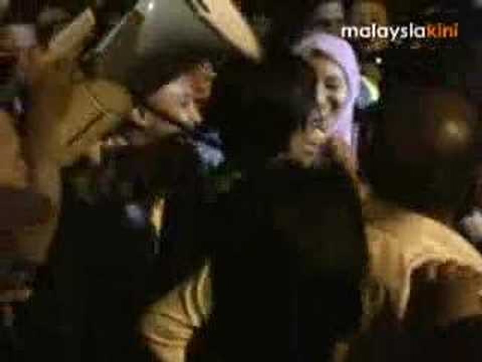 Nurul Izzah is greeted by supporters