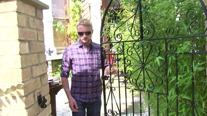 Corbyn argues with journalists