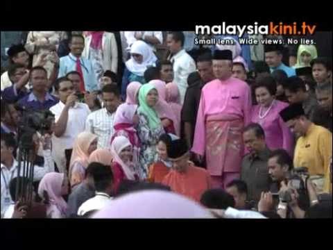 Abdullah hands over duties to Najib