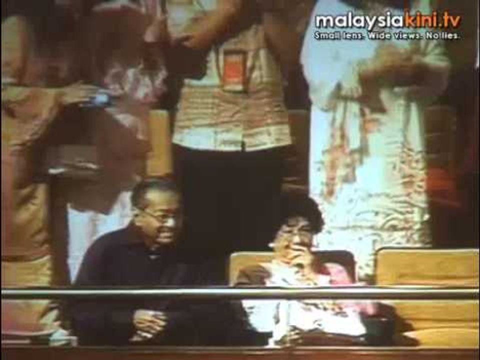 Mahathir makes surprise entry ...