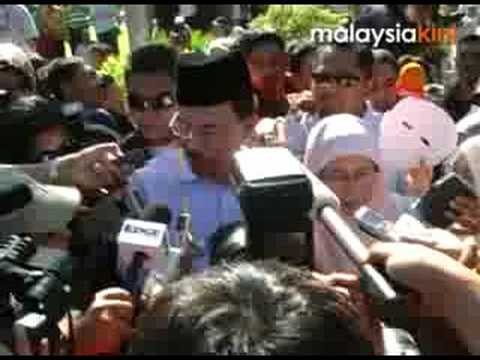 Crowd shouts 'reformasi' as Anwar votes