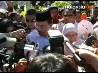 Crowd shouts 'reformasi' as Anwar votes