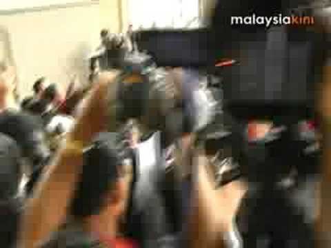 Anwar arrives at court complex