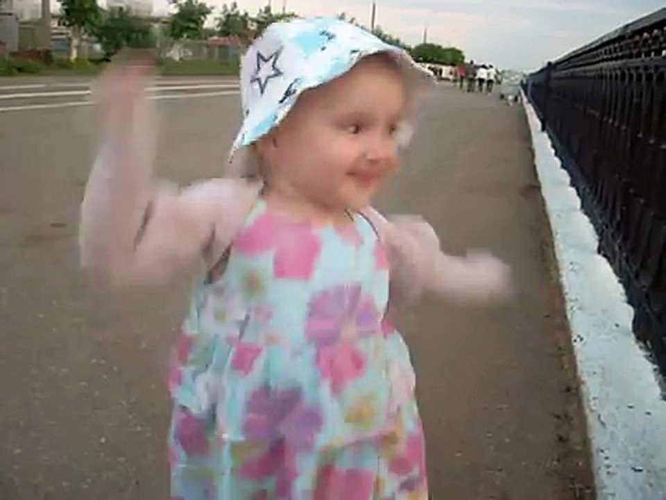 Двухлетняя девочка поет и танцует, смешно!