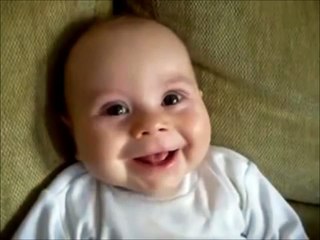 Мама веселит малыша. Мило до безумия!