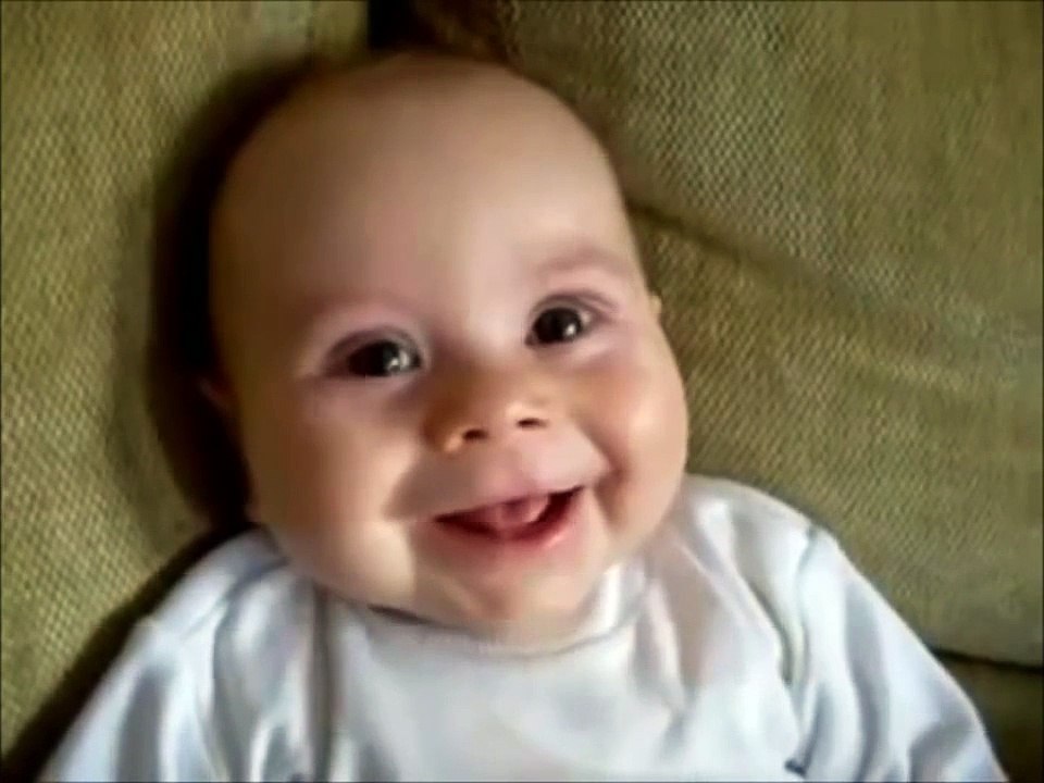 Мама веселит малыша. Мило до безумия!