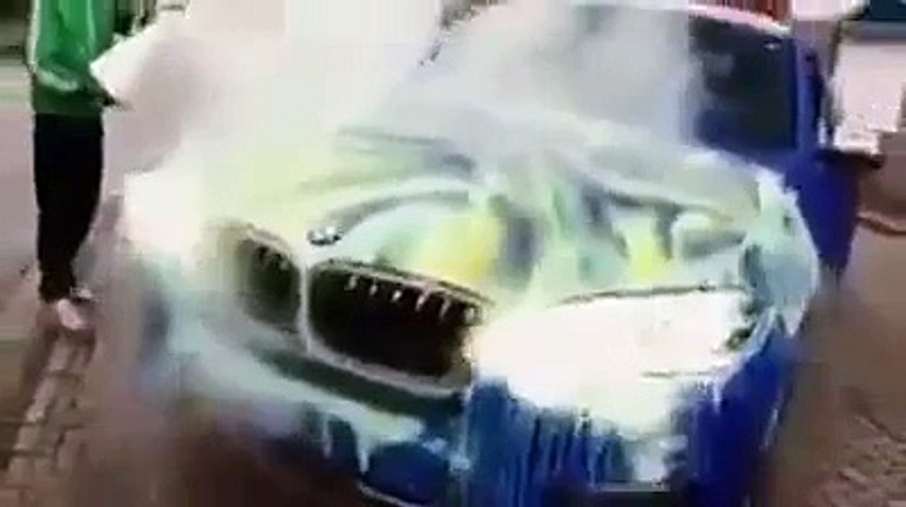Arabanın üstüne sıcak su dökünce ne hale geldi müthiş bir olay...