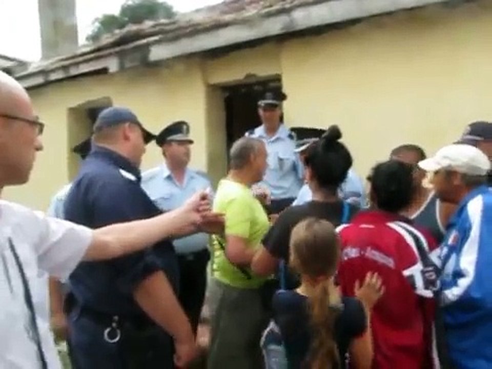 Роми се опитаха да възпрепятстват събарянето на къщи на ул. 'Кап. Райчо" във Варна