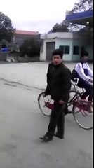 Học sinh đánh nhau 7 12 2013  Đá bay mẹ cả dép