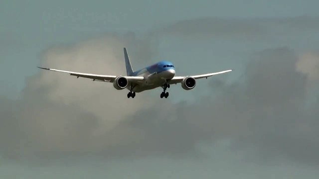 Thomson-Boeing-787-800-Dreamliner-G-TUII-Land
