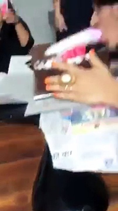 انڈین بچیاں کیا چوس رہی ہیں دیکھیں ذرا