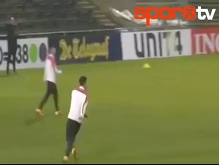 Robin Van Persie'den Hollanda idmanında çılgın bir gol!