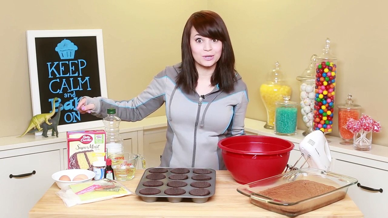 HOW TO MAKE CHEESEBURGER CUPCAKES - NERDY NUMMIES