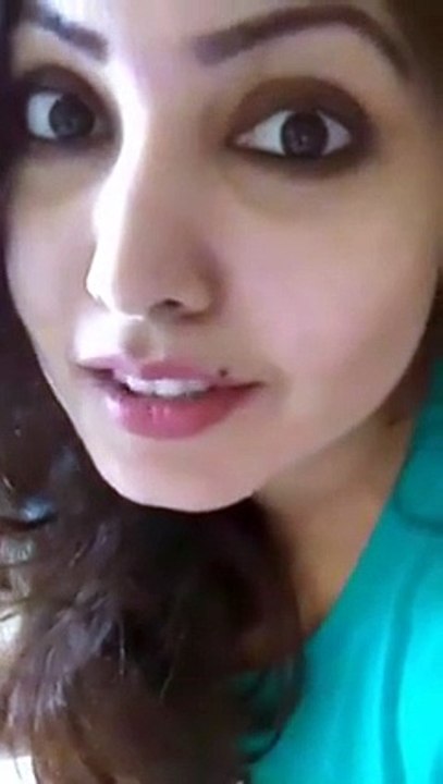 famous girl on facebook,she is talking to her facebook friends,listen her tea making tips,infoprovider