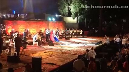 برافو ؛ فاطمة بوساحة رغم المرض تغني "يا عمي الشيفور" على كرسي متحرك في قرطاج