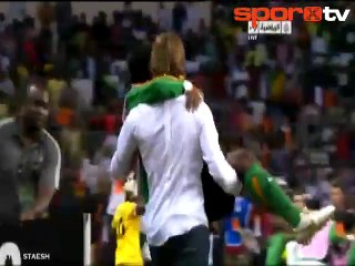 Sakat oyuncusunu kutlamaya kucağında taşıdı!