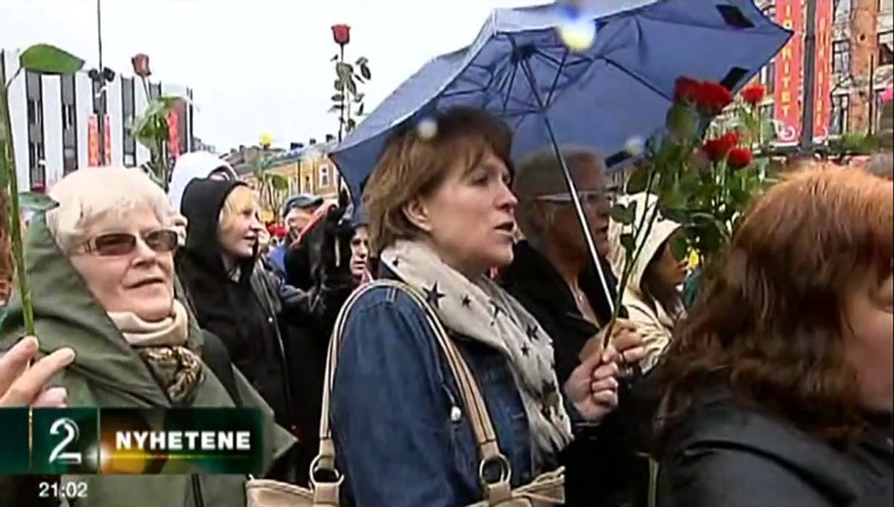 Thousands Sing Parts of My Rainbow Race By Pete Seeger in Oslo, Norway